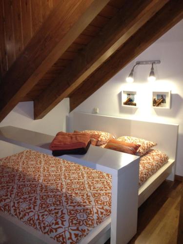 Postel nebo postele na pokoji v ubytování Coqueto ático en Sallent de Gállego
