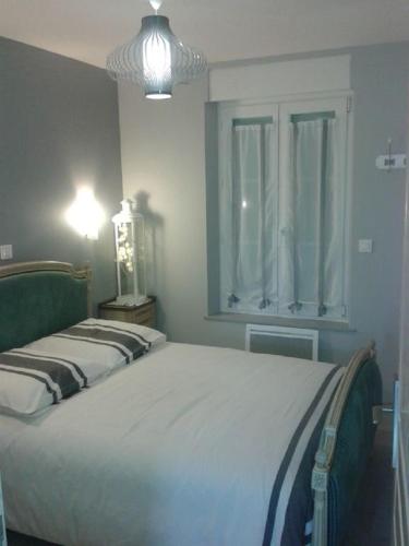 une chambre avec un lit et une fenêtre dans l'établissement LesOnagres1, au Crotoy