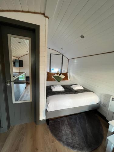 A bed or beds in a room at Westwind Pod