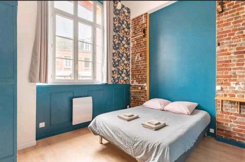 a blue bedroom with a bed and a window at 4 Spacieux, chaleureux, hyper centre 300m de la mer in Dieppe