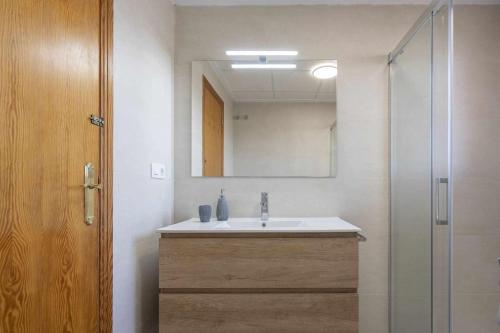 A bathroom at Colina 1 apartamento parking piscina mar