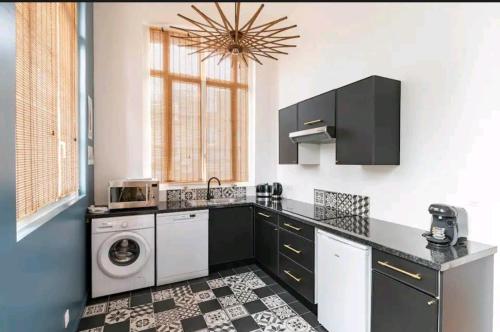 a kitchen with a washing machine and a washer at 4 Spacieux, chaleureux, hyper centre 300m de la mer in Dieppe