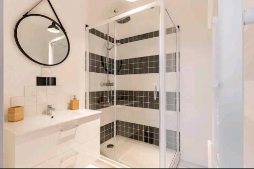 a bathroom with a shower and a sink at 4 Spacieux, chaleureux, hyper centre 300m de la mer in Dieppe