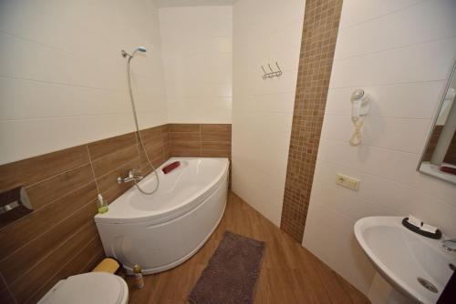 Un baño de Malon Apartments