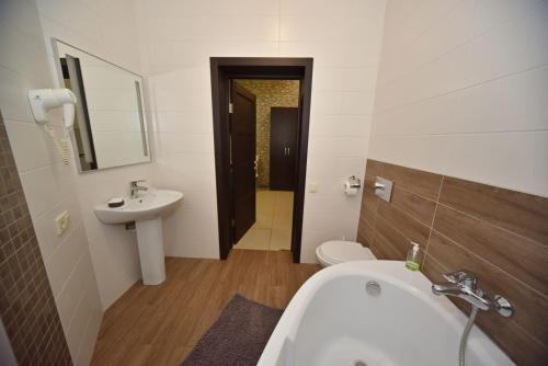 Un baño de Malon Apartments