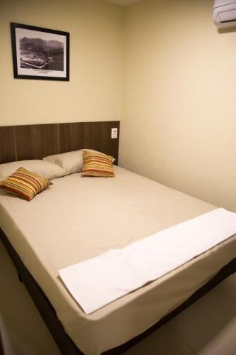 Katil atau katil-katil dalam bilik di Downtown Santana Hotel