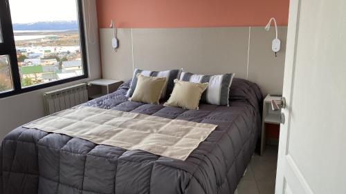Una cama o camas en una habitación de Alem 3C
