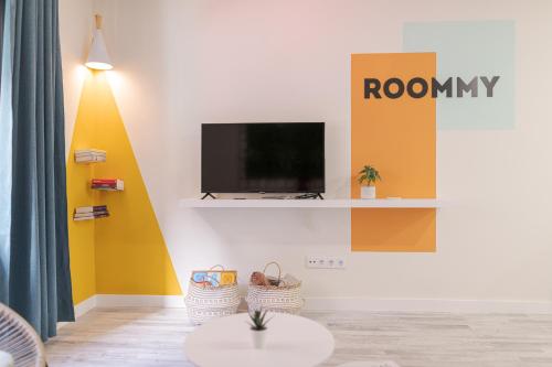 Televízia a/alebo spoločenská miestnosť v ubytovaní ROOMMY