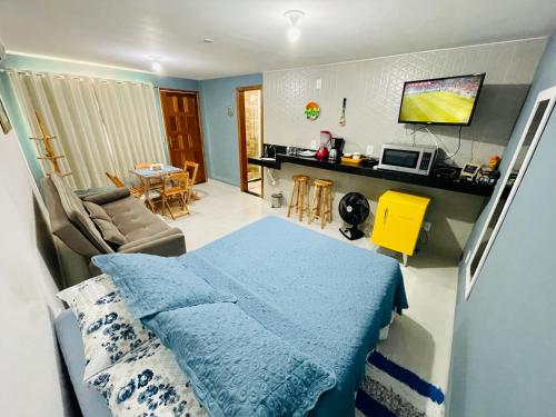 a bedroom with a bed and a living room at Morada do Mar Arraial do Cabo in Arraial do Cabo