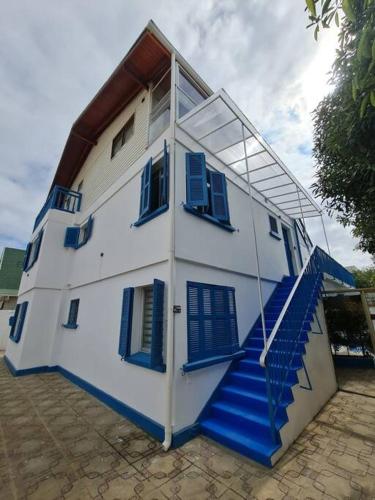 a building with blue stairs on the side of it at Espectacular Casa Tres Pisos, cap. 21 Personas. in Algarrobo