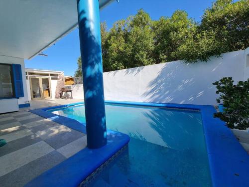 a swimming pool with a blue pole in a house at Espectacular Casa Tres Pisos, cap. 21 Personas. in Algarrobo