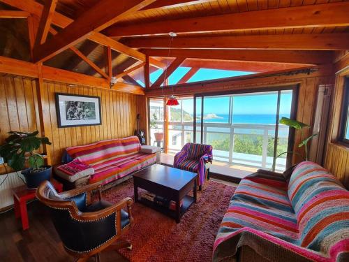 a living room with a couch and a table at Espectacular Casa Tres Pisos, cap. 21 Personas. in Algarrobo