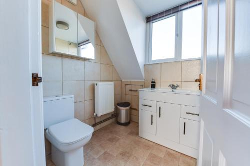 La salle de bains est pourvue de toilettes et d'un lavabo. dans l'établissement 3 Bedroom Home l Free Parking l Long and Short Term Stays, à Wigan