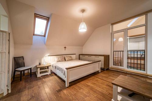 um quarto com uma cama, uma secretária e uma janela em Amber Villa em Riga