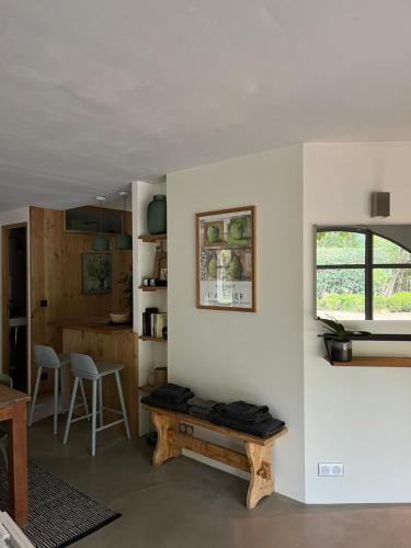 un salon avec un banc et une table dans l'établissement Le clos sainte Marie, à Roquefort-les-Pins