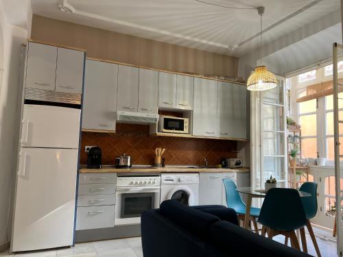 Kuchyňa alebo kuchynka v ubytovaní iYOURBASICS Great Apartment Hinestrosa 23 FREE WIFI&AC