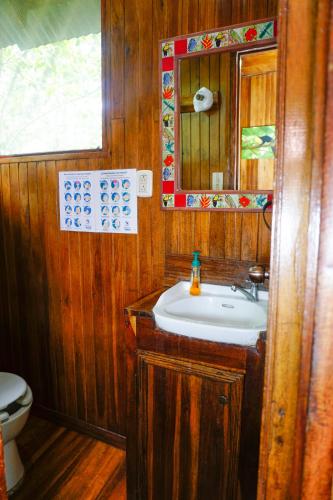 Ένα μπάνιο στο Tree Houses Hotel Costa Rica