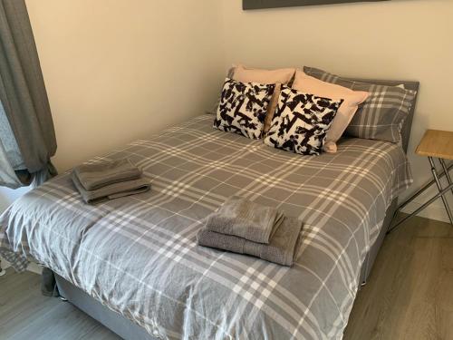 een bed met kussens en handdoeken erop bij 42 NELSON ST in Largs