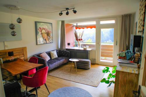 sala de estar con sofá y mesa en Entspannung pur mit DaheimGefühl, en Baiersbronn