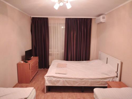 ein kleines Schlafzimmer mit einem Bett und einem Fenster in der Unterkunft Квартиры на Подоле in Poltawa