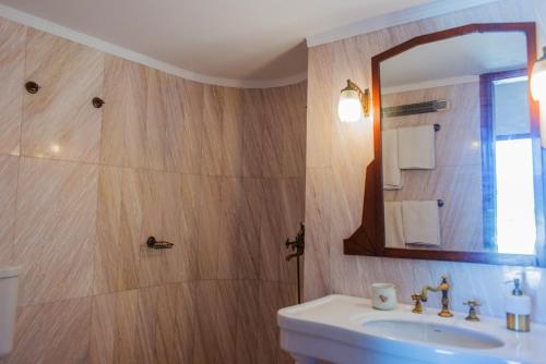 bagno con lavandino e specchio di Villa Celestina, Great for Privacy and Seclusion a Chrisopigi