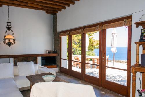 uma sala de estar com vista para o oceano em Villa Celestina, Great for Privacy and Seclusion em Chrisopigi