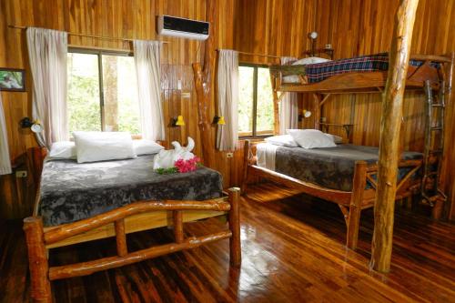Ένα ή περισσότερα κρεβάτια σε δωμάτιο στο Tree Houses Hotel Costa Rica