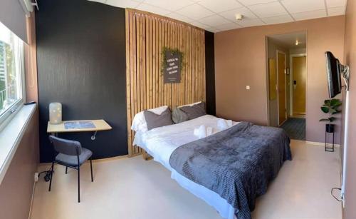 イェービクにあるGjøvik Overnattingのベッドルーム1室(ベッド1台、デスク、椅子付)