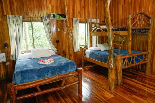 Florencia的住宿－Tree Houses Hotel Costa Rica，小屋内设有一间带两张双层床的卧室