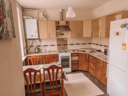 Kuchyň nebo kuchyňský kout v ubytování City Center 1 Bedroom + Living