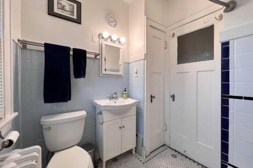 La salle de bains est pourvue de toilettes et d'un lavabo. dans l'établissement Chic Milwaukee Apartment in Hip Neighborhood!, à Milwaukee