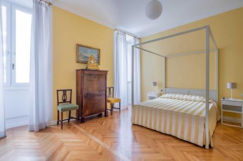 ローマにあるBB24 - 4 Fontane Private Suitesのベッドルーム1室(天蓋付きベッド1台付)