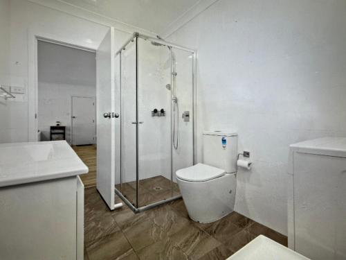 La salle de bains est pourvue d'une douche et de toilettes. dans l'établissement Marine house, à Narooma