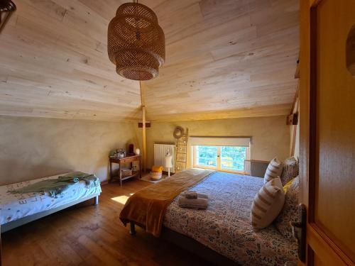 Un pat sau paturi într-o cameră la Le Coq en Repos