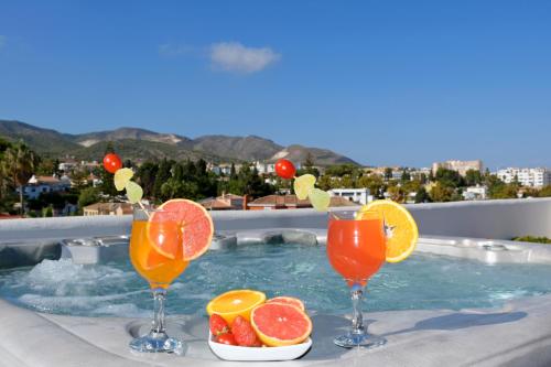 Penthouse with Private Hot Tub ,2 Bedrooms, Walk to Beach