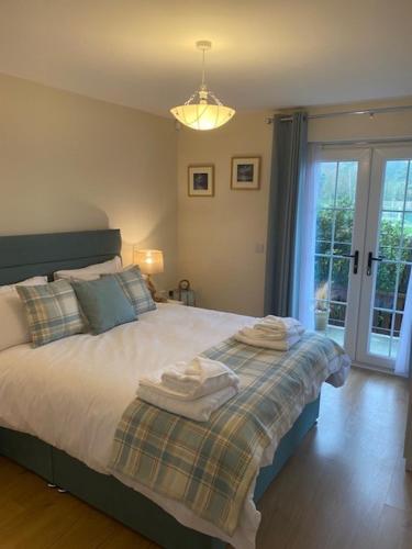 een slaapkamer met een bed met twee handdoeken erop bij Harbourside in Garlieston