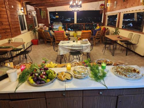 une table avec de nombreuses assiettes de nourriture dans l'établissement Seedi Yousef Hostel & Cafe, à Nazareth