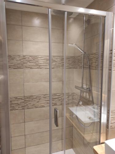 ein Bad mit einer Dusche, einem WC und einem Waschbecken in der Unterkunft Appartement 3 étoiles avec balcon, vue montagne à Méribel Mottaret in Les Allues