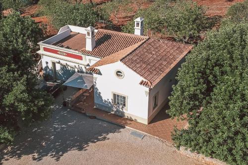 una vista aérea de una casa blanca con techo en Monte 3 Alfarrobeiras, en São Brás de Alportel