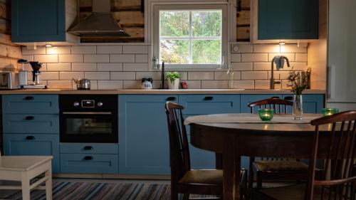 Η κουζίνα ή μικρή κουζίνα στο Brännskär Cottages & Glamping