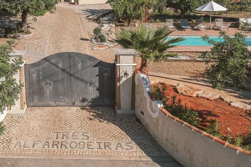 una puerta a una casa con piscina en Monte 3 Alfarrobeiras, en São Brás de Alportel