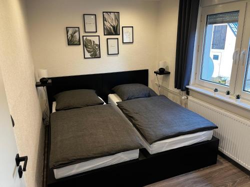 2 Betten neben einem Fenster in einem Schlafzimmer in der Unterkunft Ferienwohnung am See in Borken