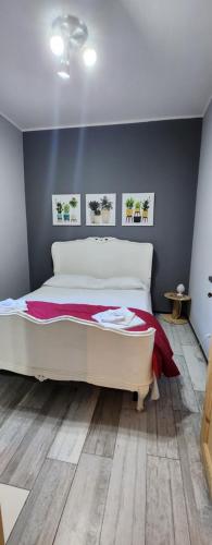 a bedroom with a large white bed in a room at Apartment Simone in Lecce