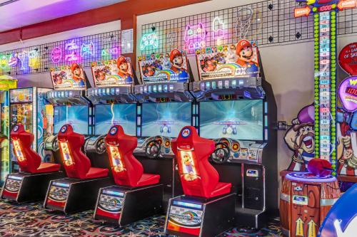 une rangée de jeux vidéo dans une salle d'arcade dans l'établissement Shore View Apartments, à Long Beach