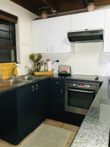 Dapur atau dapur kecil di Perfectly located beauty in secure Estate