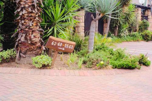 Taman di luar Perfectly located beauty in secure Estate