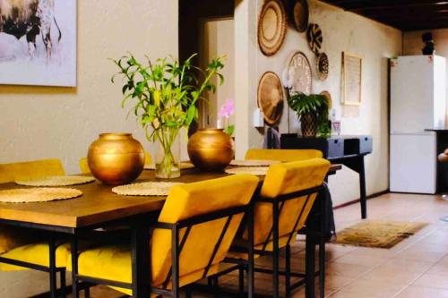 Ruang duduk di Perfectly located beauty in secure Estate
