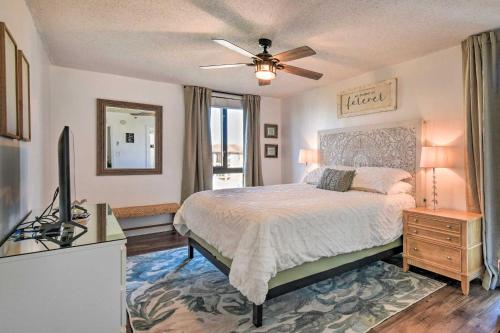 um quarto com uma cama e uma ventoinha de tecto em Airy Destin Condo with Pool - Walk to Private Beach! em Destin