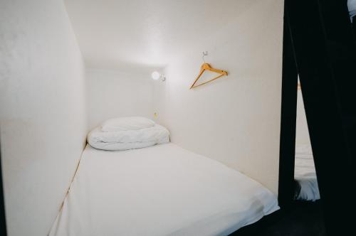 東京にあるLe Glaciel 5 4F - Vacation STAY 79673vの白い部屋(ベッド1台、壁掛けハンガー付)