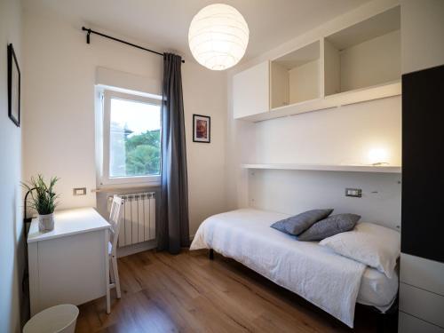 een kleine slaapkamer met een bed en een raam bij Casa Felicità in Udine